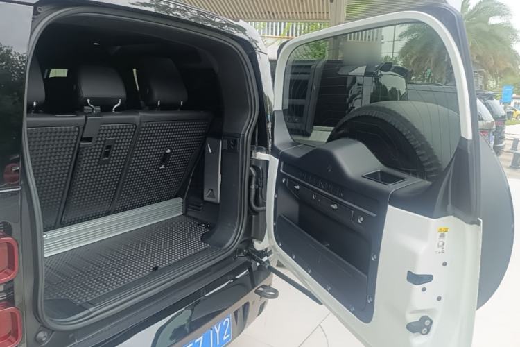 Used Land Rover Defender 2023 Facelift 90 2.0T P300 X-DYNAMIC HSE Trunk
