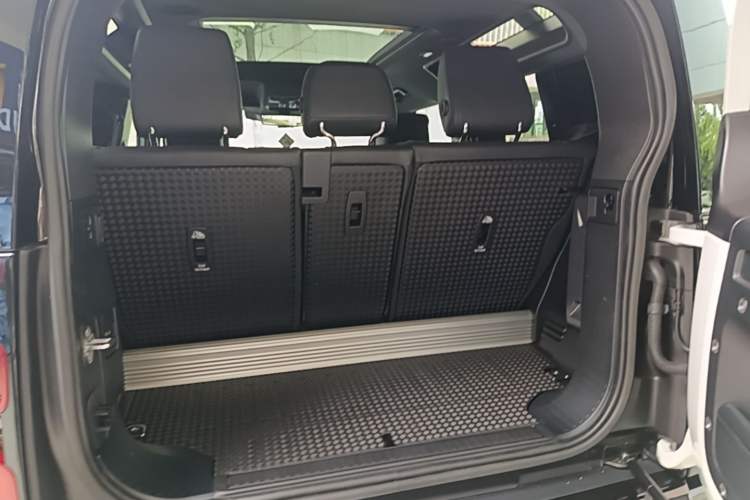 Used Land Rover Defender 2023 Facelift 90 2.0T P300 X-DYNAMIC HSE Trunk