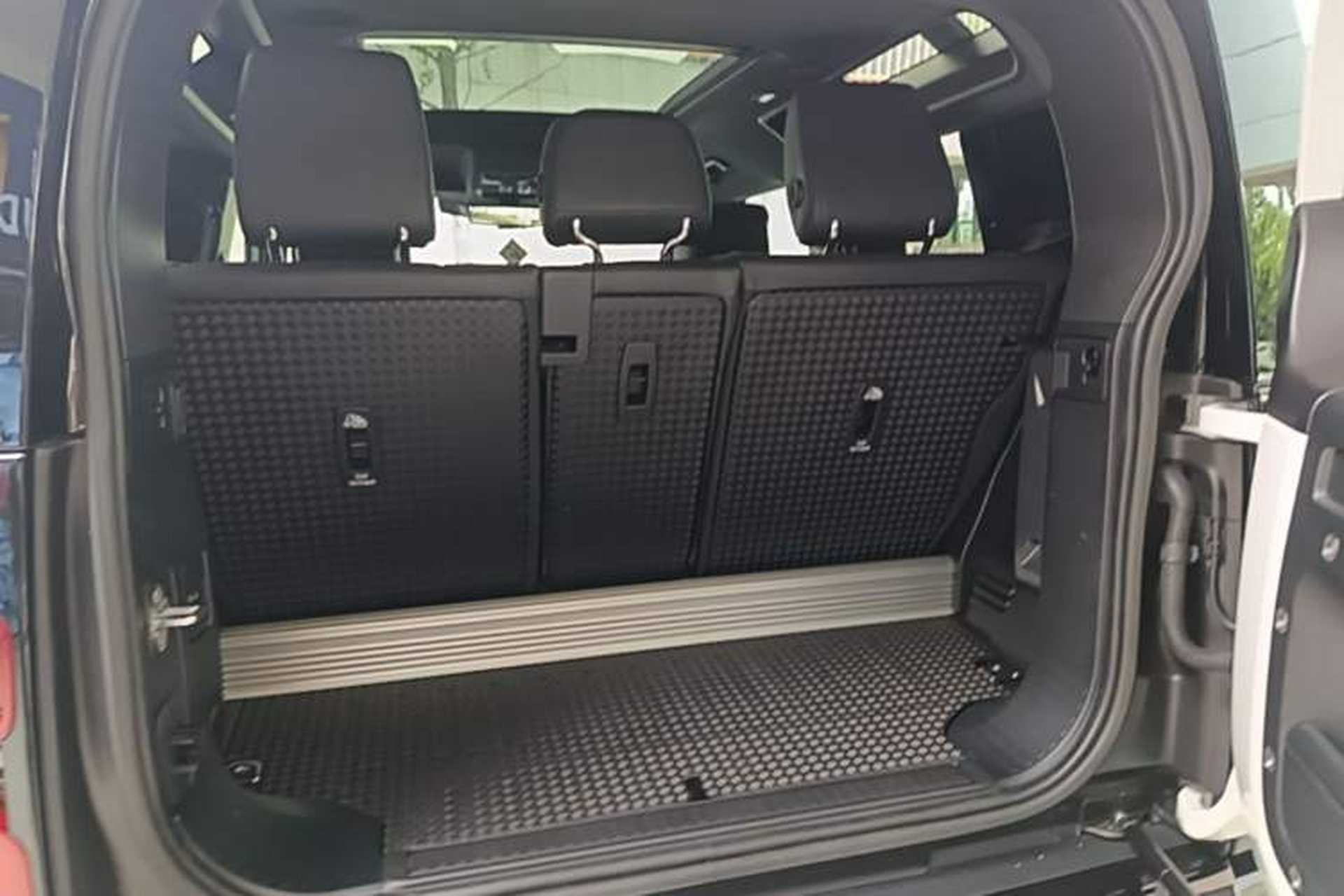 Used Land Rover Defender 2023 Facelift 90 2.0T P300 X-DYNAMIC HSE Trunk