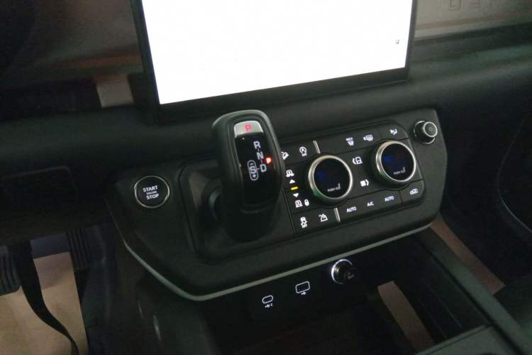 Used Land Rover Defender 2023 Facelift 90 3.0T P400 XS Gear Lever