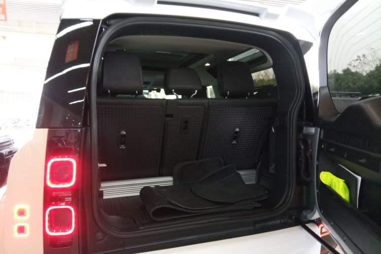 Used Land Rover Defender 2023 Facelift 90 3.0T P400 XS Trunk