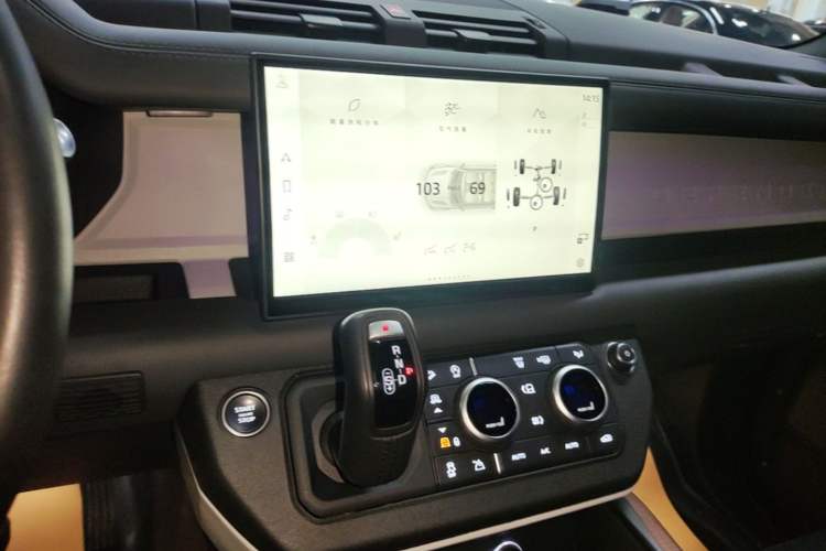Used Land Rover Defender 2024 110 3.0T P400 X-DYNAMIC HSE Audio And AC Panel