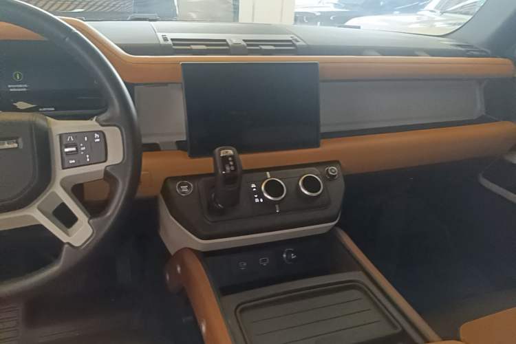 Used Land Rover Defender 2024 110 3.0T P400 X-DYNAMIC HSE Audio And AC Panel