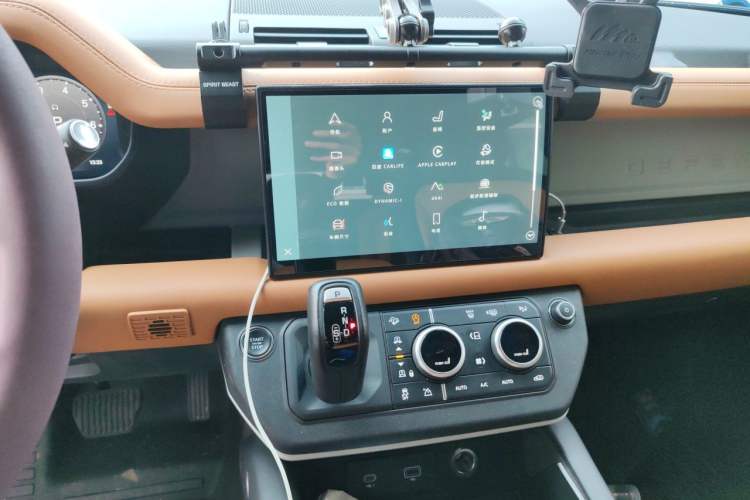 Used Land Rover Defender 2024 110 3.0T P400 X-DYNAMIC HSE Audio And AC Panel