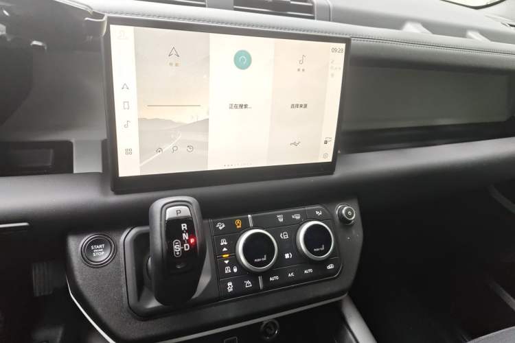 Used Land Rover Defender 2024 110 3.0T P400 X-DYNAMIC HSE Audio And AC Panel