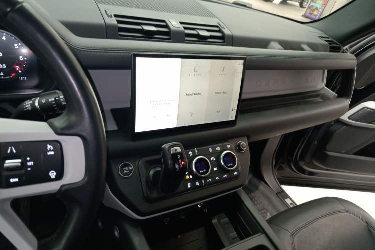 Used Land Rover Defender 2024 110 3.0T P400 XS Audio And AC Panel