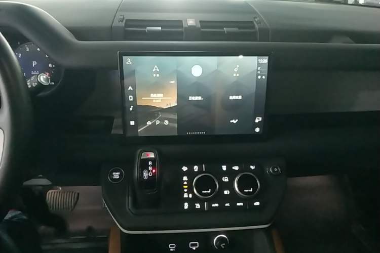 Used Land Rover Defender 2024 110 3.0T P400 X-DYNAMIC HSE Audio And AC Panel