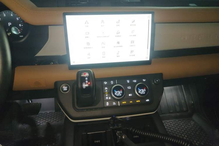 Used Land Rover Defender 2024 110 3.0T P400 X-DYNAMIC HSE Audio And AC Panel