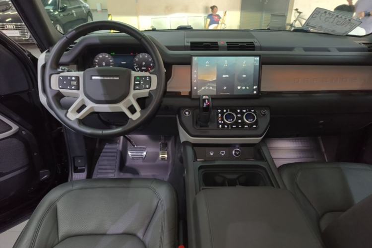 Used Land Rover Defender 2024 110 3.0T P400 XS Center Console