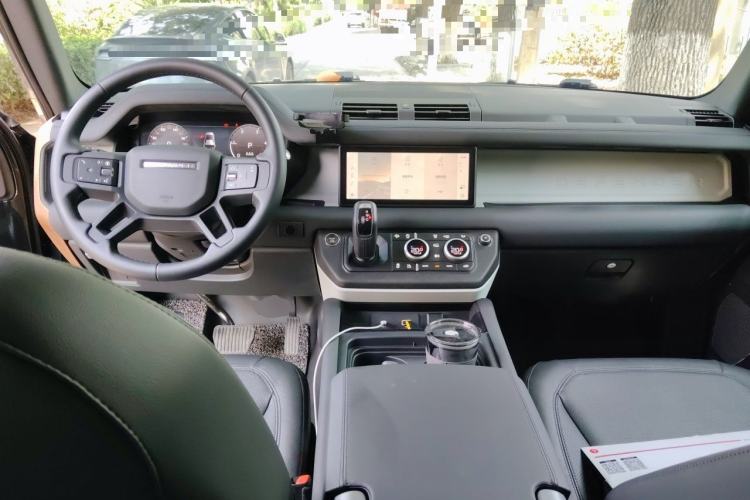 Used Land Rover Defender 2024 90 3.0T P400 HSE Center Console
