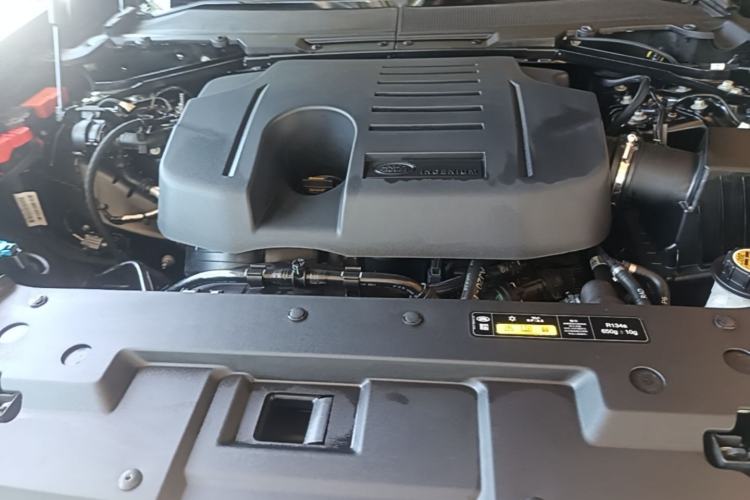 Used Land Rover Defender 2024 90 3.0T P400 HSE Engine Bay