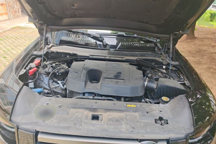 Used Land Rover Defender 2024 110 3.0T P400 XS Engine Bay