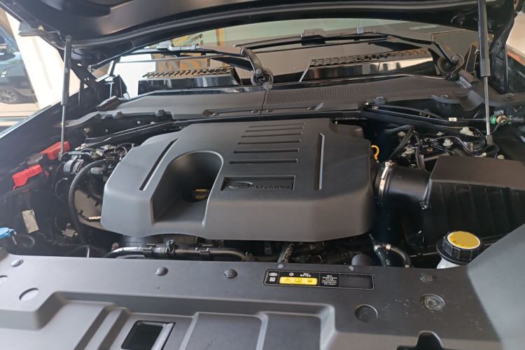 Used Land Rover Defender 2024 110 3.0T P400 X-DYNAMIC HSE Engine Bay