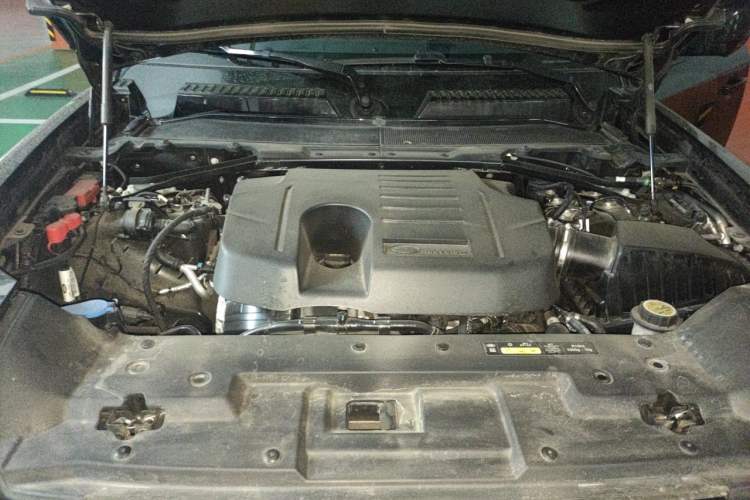 Used Land Rover Defender 2024 110 3.0T P400 X-DYNAMIC HSE Engine Bay