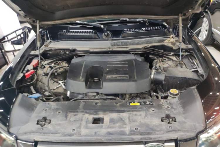 Used Land Rover Defender 2024 110 3.0T P400 X-DYNAMIC HSE Engine Bay