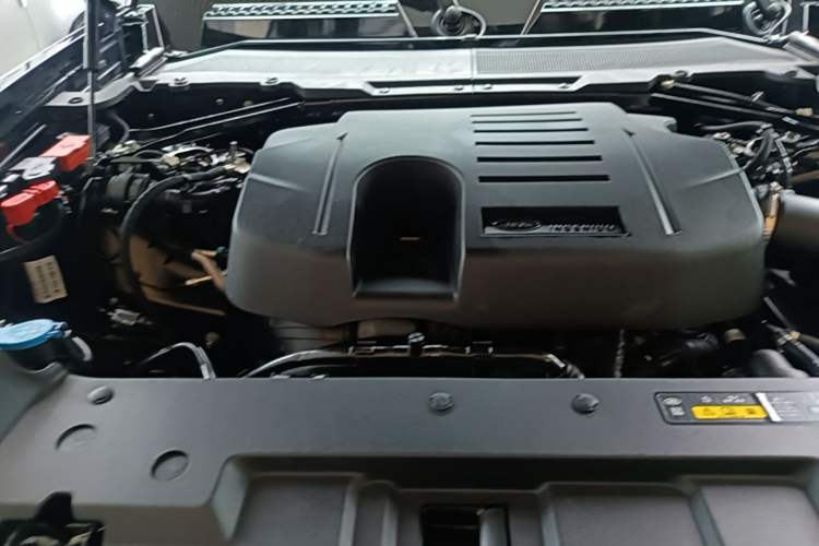 Used Land Rover Defender 2024 110 3.0T P400 X-DYNAMIC HSE Engine Bay