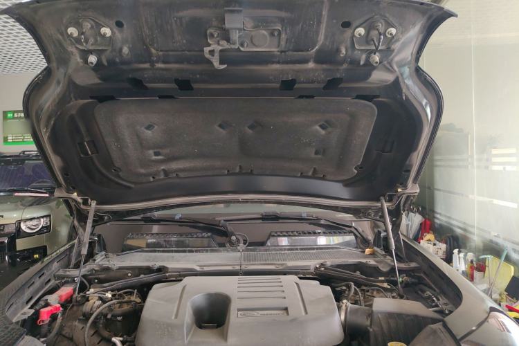 Used Land Rover Defender 2024 110 3.0T P400 Dark Edition Engine Bay
