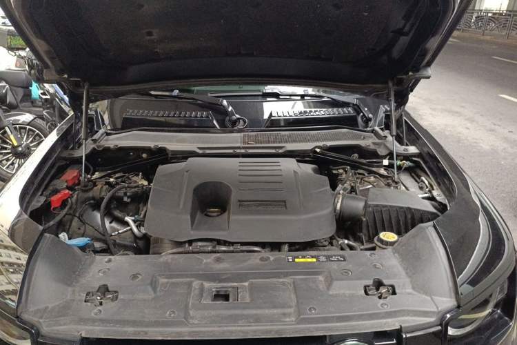 Used Land Rover Defender 2024 110 3.0T P400 X-DYNAMIC HSE Engine Bay