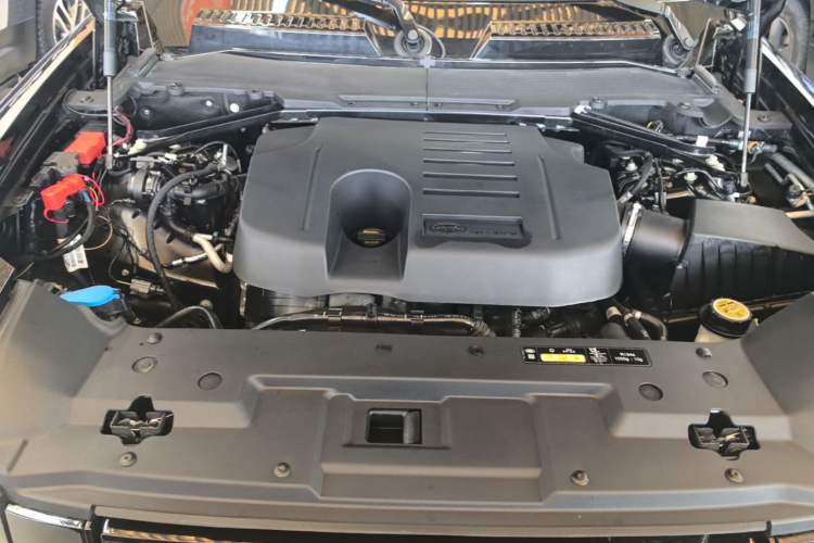 Used Land Rover Defender 2024 110 3.0T P400 X-DYNAMIC HSE Engine Bay