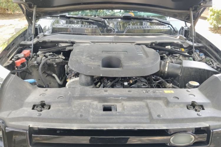 Used Land Rover Defender 2024 90 3.0T P400 HSE Engine Bay