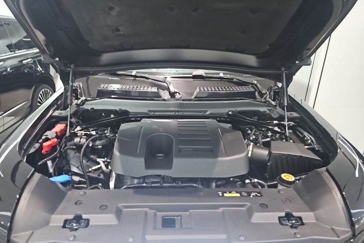 Used Land Rover Defender 2024 90 3.0T P400 HSE Engine Bay