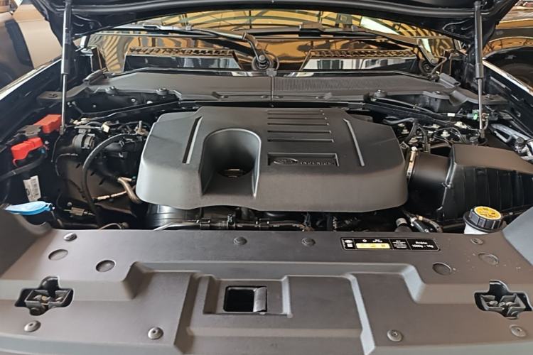 Used Land Rover Defender 2024 110 3.0T P400 X-DYNAMIC HSE Engine Bay