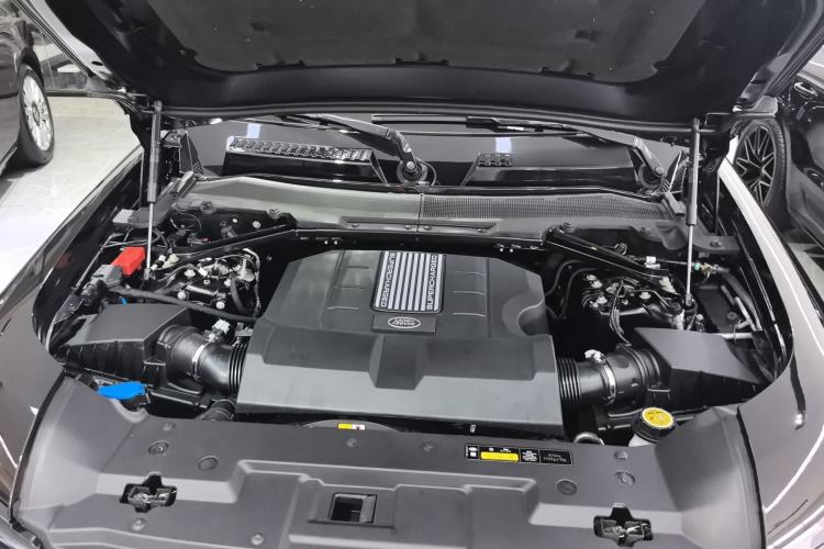 Used Land Rover Defender 2024 110 5.0T V8 Engine Bay