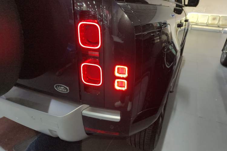 Used Land Rover Defender 2024 110 3.0T P400 XS Exterior 2