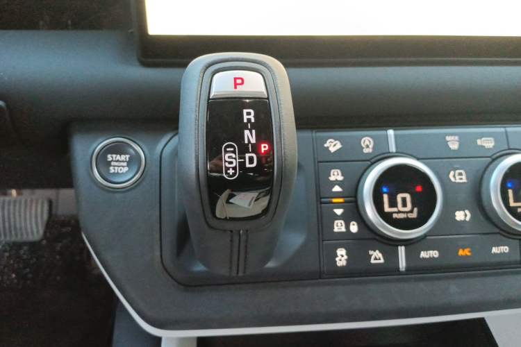 Used Land Rover Defender 2024 90 2.0T P300 S Gear Lever