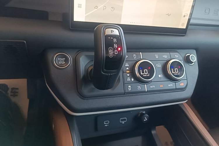 Used Land Rover Defender 2024 90 3.0T P400 HSE Gear Lever