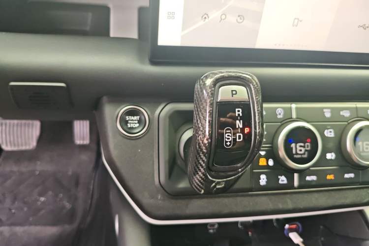 Used Land Rover Defender 2024 110 3.0T P400 Dark Edition Gear Lever