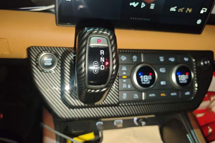Used Land Rover Defender 2024 110 3.0T P400 Dark Edition Gear Lever