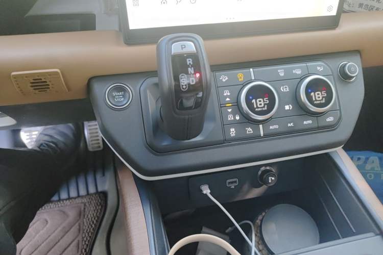 Used Land Rover Defender 2024 110 3.0T P400 Dark Edition Gear Lever