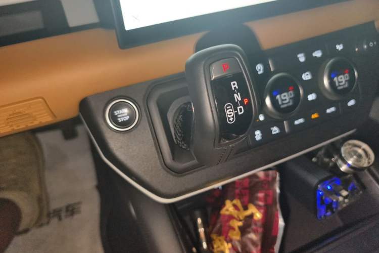 Used Land Rover Defender 2024 110 3.0T P400 Dark Edition Gear Lever