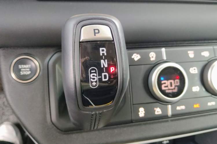 Used Land Rover Defender 2024 90 3.0T P400 HSE Gear Lever