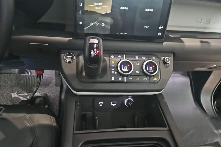 Used Land Rover Defender 2024 90 3.0T P400 HSE Gear Lever
