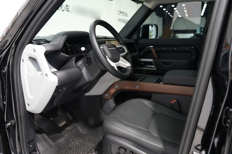 Used Land Rover Defender 2024 110 3.0T P400 Dark Edition Interior 1