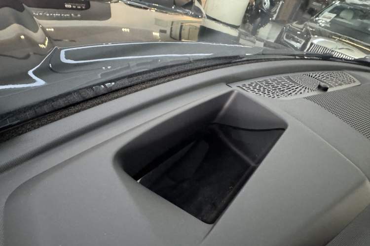 Used Land Rover Defender 2024 110 5.0T V8 Interior 10
