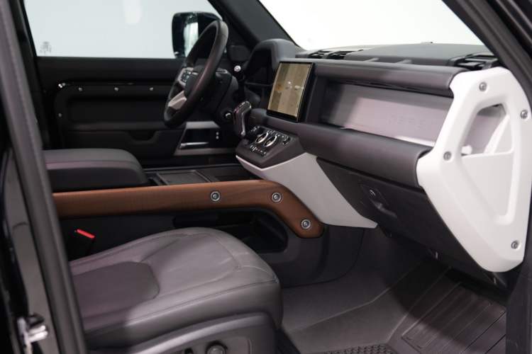Used Land Rover Defender 2024 110 3.0T P400 Dark Edition Interior 2