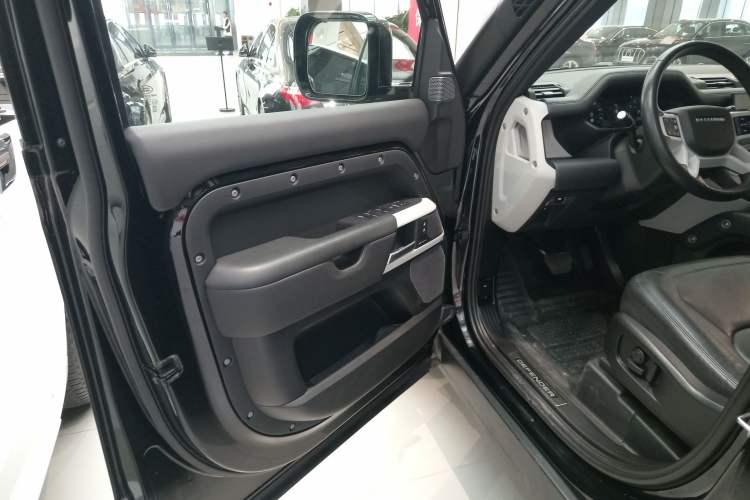 Used Land Rover Defender 2024 110 3.0T P400 XS Interior 3