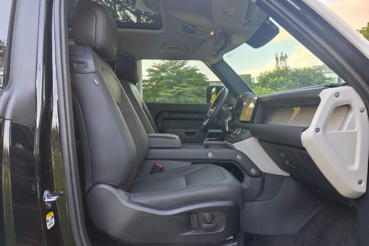 Used Land Rover Defender 2024 90 3.0T P400 HSE Interior 3