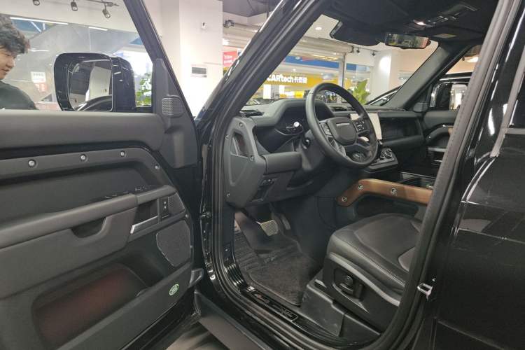 Used Land Rover Defender 2024 110 3.0T P400 X-DYNAMIC HSE Interior 3