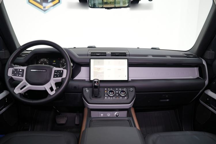 Used Land Rover Defender 2024 110 3.0T P400 Dark Edition Interior 3