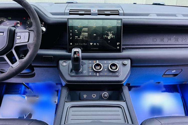 Used Land Rover Defender 2024 110 5.0T V8 Interior 4