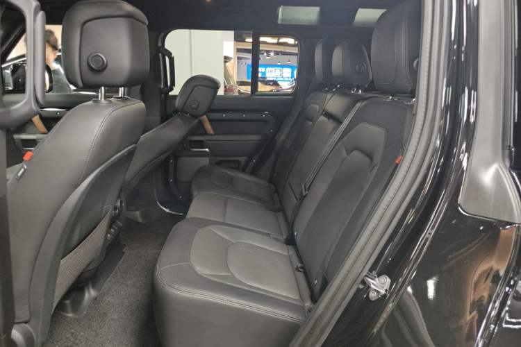 Used Land Rover Defender 2024 110 3.0T P400 X-DYNAMIC HSE Interior 4