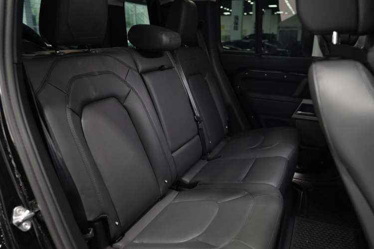 Used Land Rover Defender 2024 110 3.0T P400 Dark Edition Interior 4