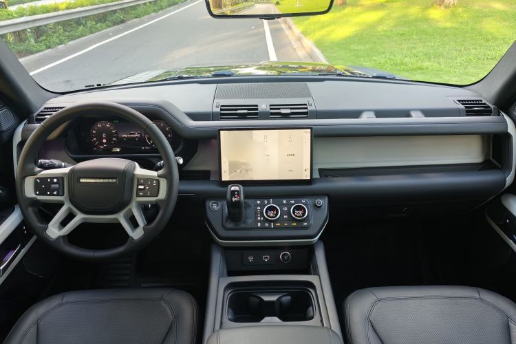 Used Land Rover Defender 2024 90 3.0T P400 HSE Interior 5