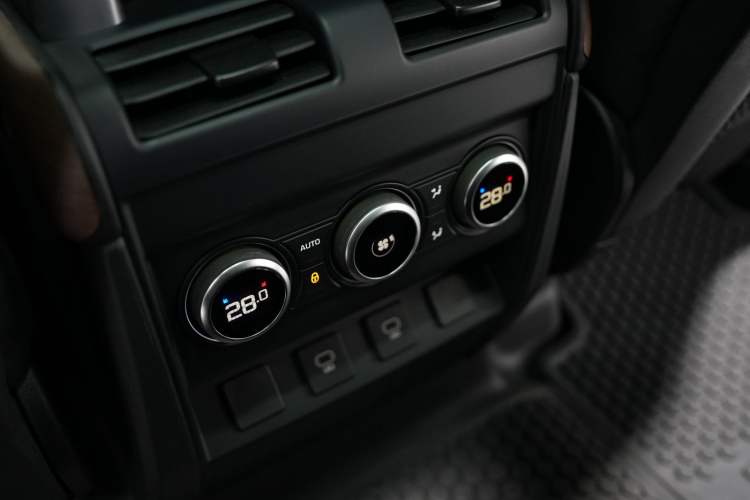 Used Land Rover Defender 2024 110 3.0T P400 Dark Edition Interior 5