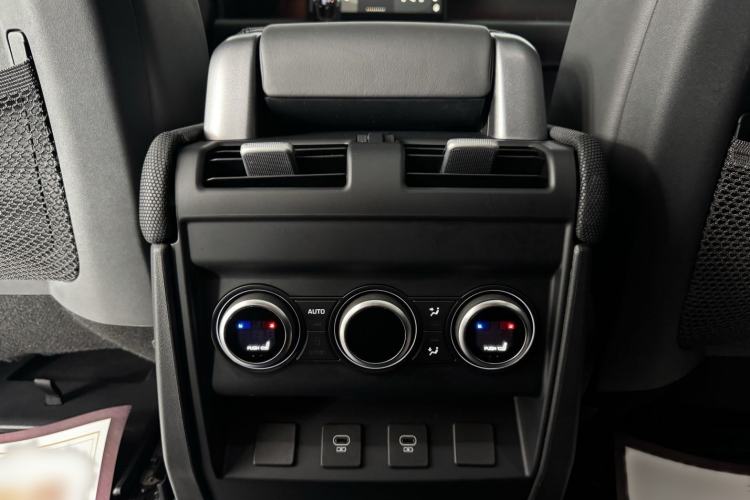 Used Land Rover Defender 2024 110 5.0T V8 Interior 5