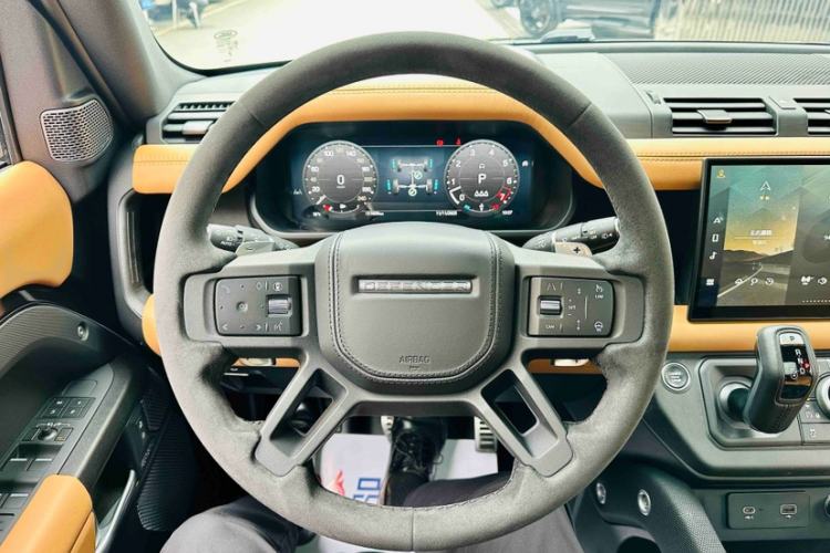 Used Land Rover Defender 2024 110 5.0T V8 Interior 6